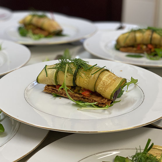 assiettes dressées avec courgettes, salade, feuilleté