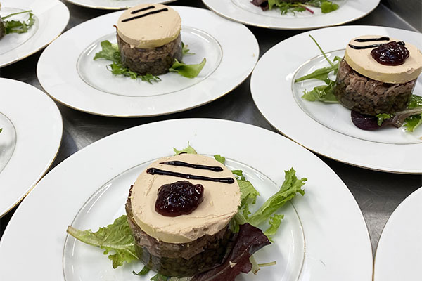Assiettes dressées avec du foie gras et une salade